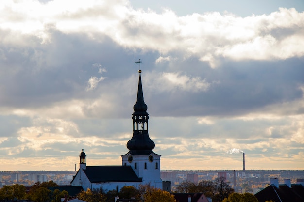 Vue sur la ville de Tallinn. Église Saint-Nicolas, bâtiments et architecture vue extérieure dans la vieille ville de Tallinn, maisons colorées de style ancien. Vue panoramique. L'architecture estonienne.