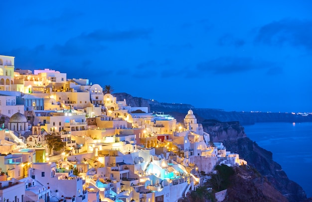 Vue de la ville de Thira la nuit, île de Santorin, Grèce