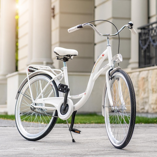 Photo vue de la ville urbaine vélo garé dans la rue dans le quartier soleil vélo été aucun peuple