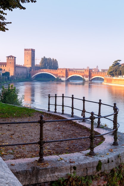 Vue De La Ville De Vérone Avec Le Dom Santa Maria Matricolare Et Le Pont Romain Ponte Pietra Sur Le Fleuve Adige à Vérone. Italie. L'europe .