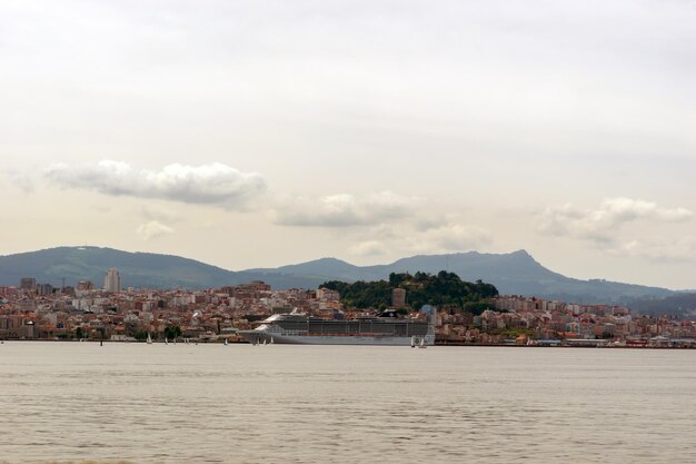 Photo vue de la ville de vigo depuis l'autre rive de l'estuaire