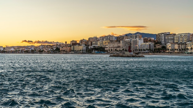Vue de la ville de Villajoyosa depuis son port de pêche au coucher du soleil, Alicante, Espagne.