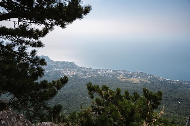 Vue de la ville de Yalta en Crimée sur la côte de la mer Noire depuis le sommet de la montagne Ai-Petri