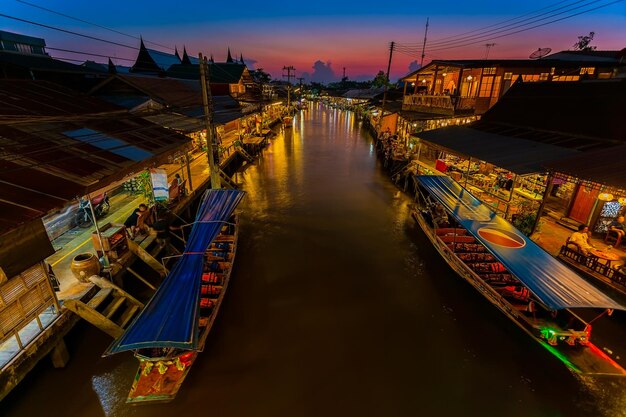 Vue sur les villes de marché flottant d'Amphawa et les touristes font du shopping, mangent et prennent des photos