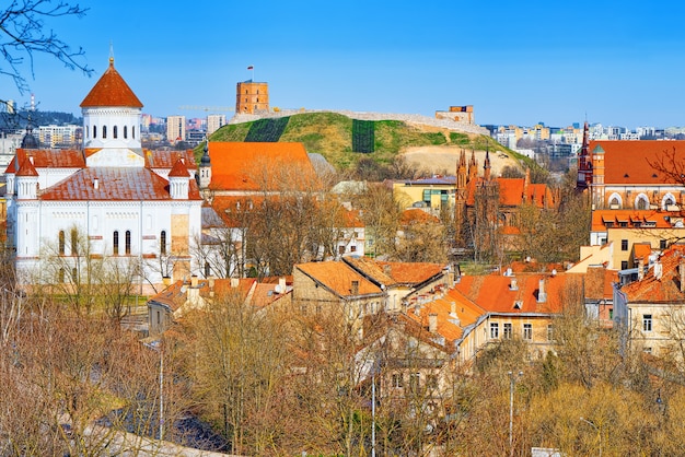 Photo vue de vilnius depuis la colline du bastion des remparts de la ville de vilnius. lituanie.