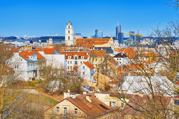 Photo vue de vilnius depuis la colline du bastion des remparts de la ville de vilnius. lituanie.