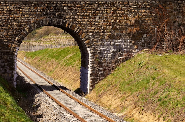 Photo vue des voies ferrées contre le mur