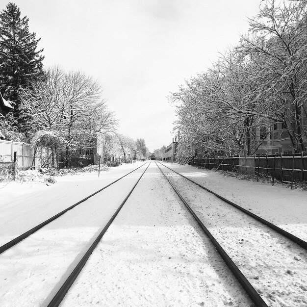 Photo vue des voies ferrées enneigées en hiver