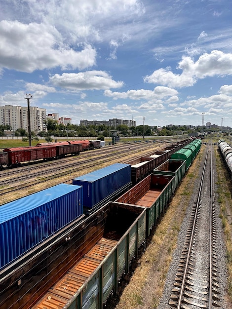 Photo vue sur les voies ferrées avec des wagons transportant des marchandises