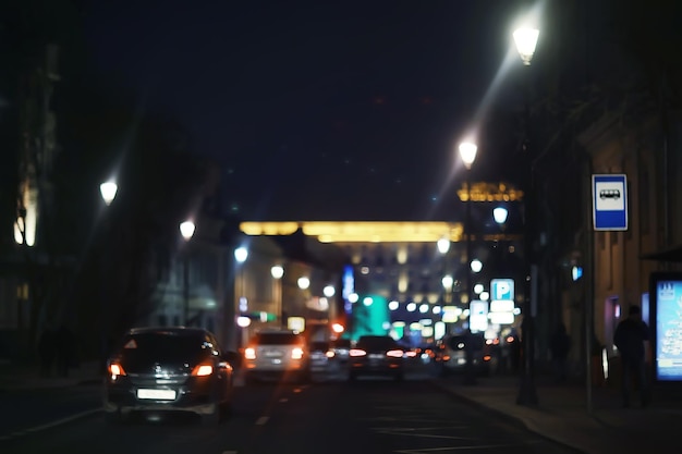 vue de la voiture dans les embouteillages / vue arrière du paysage depuis la fenêtre de la voiture, route avec des voitures, des lumières et les jambes des voitures vue nocturne