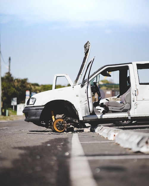 Vue d'une voiture endommagée dans la rue