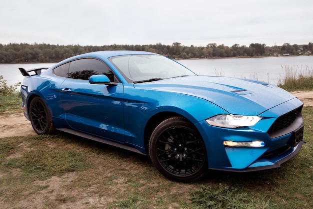 Vue d'une voiture de sport chère dans la nature