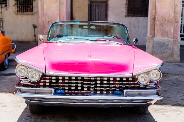 Vue de la voiture vintage classique jaune dans la vieille Havane, Cuba