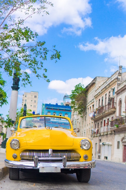 Vue De La Voiture Vintage Classique Jaune Dans La Vieille Havane, Cuba