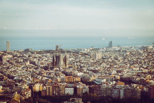 Vue à Vol D'oiseau Sur Barcelone Avec La Sagrada Familia, Catalogne, Espagne.