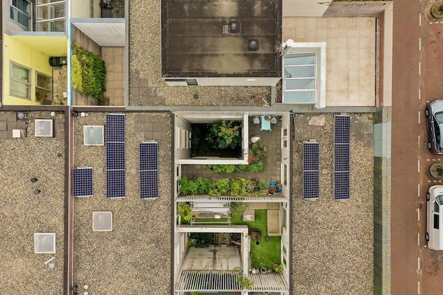 Une vue à vol d'oiseau d'un bâtiment avec un