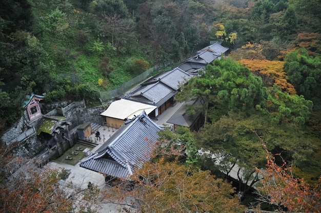 Vue à vol d'oiseau de bâtiments anciens japonais à Kyoto