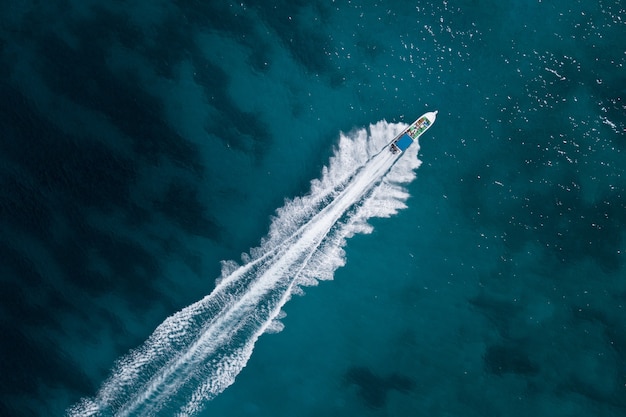 Vue à vol d'oiseau du bateau à moteur avec service en mer