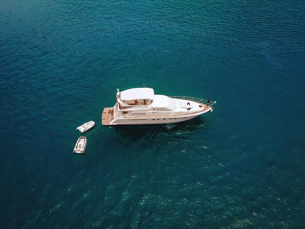 Vue à vol d'oiseau de l'incroyable yacht blanc dans la mer d'Andaman ; concept de navires.