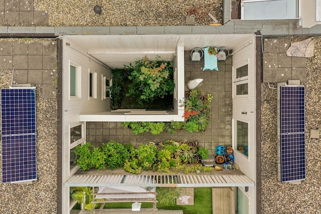 Une vue à vol d'oiseau d'une maison avec des plantes