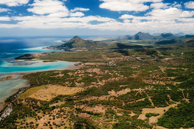 Vue à vol d'oiseau sur les montagnes et les champs de l'île Maurice.Paysages de l'île Maurice.