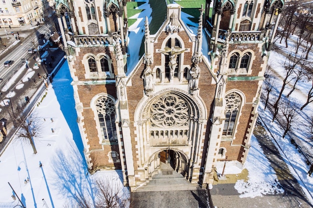 Vue à vol d'oiseau sur la vieille église européenne en journée d'hiver