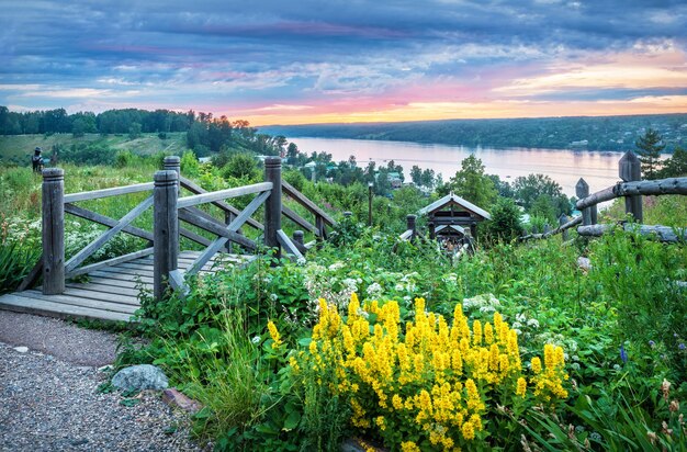 Vue sur la Volga depuis le mont Lévitan à Plyos