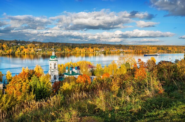 Vue sur la Volga et l'église Varvarinskaya depuis le mont Levitan lors de la journée ensoleillée d'automne à Plyos