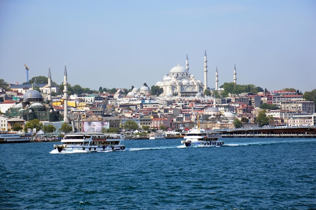 Vue et vue sur le Bosphore et depuis la croisière sur le Bosphore le jour Istanbul Turquie