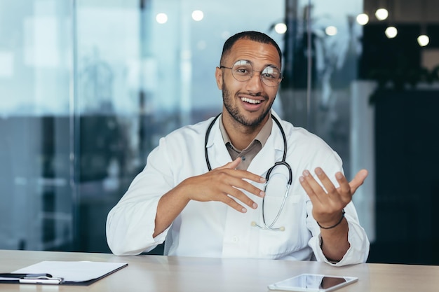 Vue webcam médecin de famille joyeux et réussi consulte les patients à distance appel vidéo en ligne de