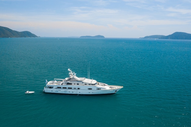 Vue d'un yacht blanc de luxe dans la mer bleue