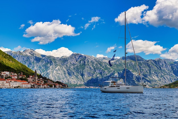 Vue sur le yacht et la vieille ville de Perast dans la baie de Kotor, Monténégro