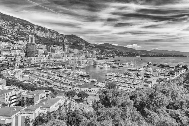 Vue sur les yachts et appartements de luxe à Monte Carlo Monaco