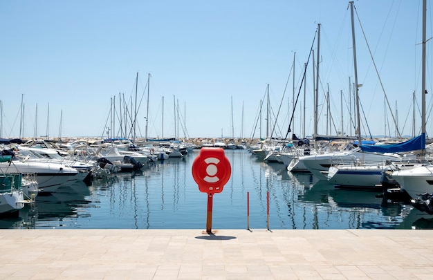 vue sur les yachts dans le port de la vieille ville Le Lavandou, France