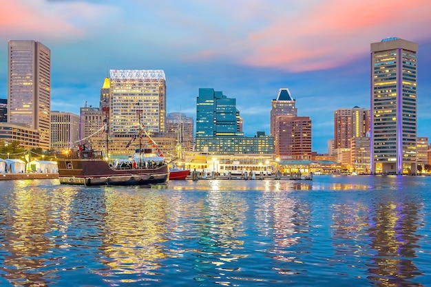 Vue sur la zone du port intérieur au centre-ville de Baltimore Maryland USA au coucher du soleil