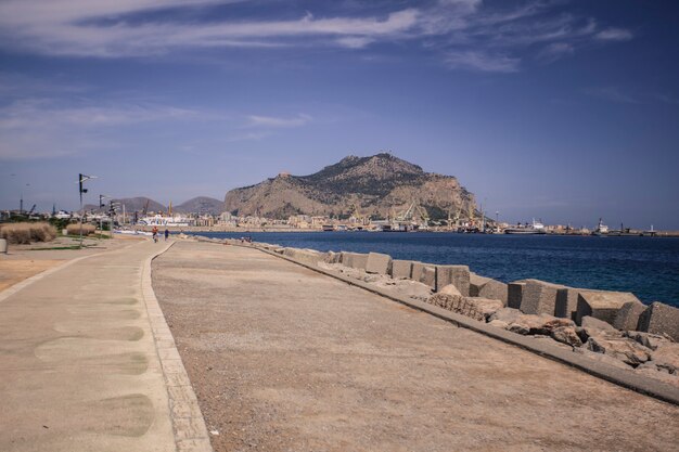 Vue sur la zone portuaire de Palerme sous le soleil d'été