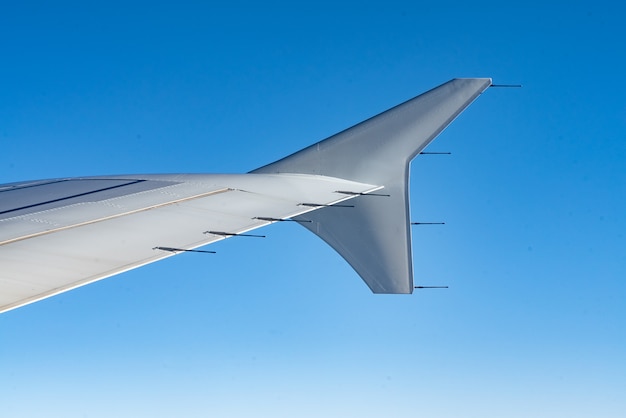 Vues de l'aile de l'avion et du ciel bleu clair