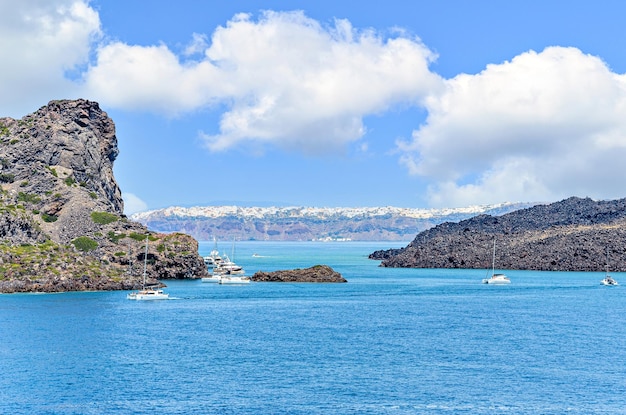 Vues d'arrière-plan de l'île de Santorin depuis la mer.