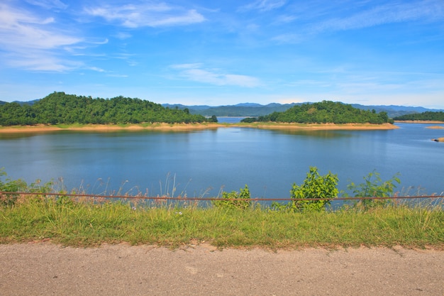 Vues sur le barrage du barrage de Kaengkrachan