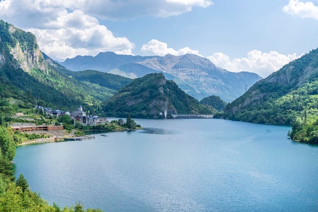 Photo vues du réservoir de lanuza sallent de gallego et de la ville de formigal