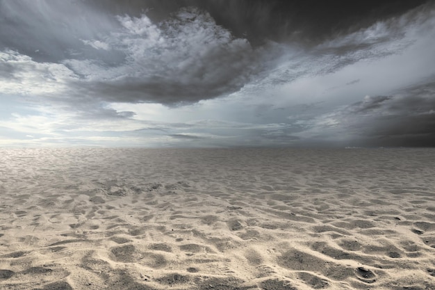 Vues de la dune de sable avec un fond de ciel coucher de soleil