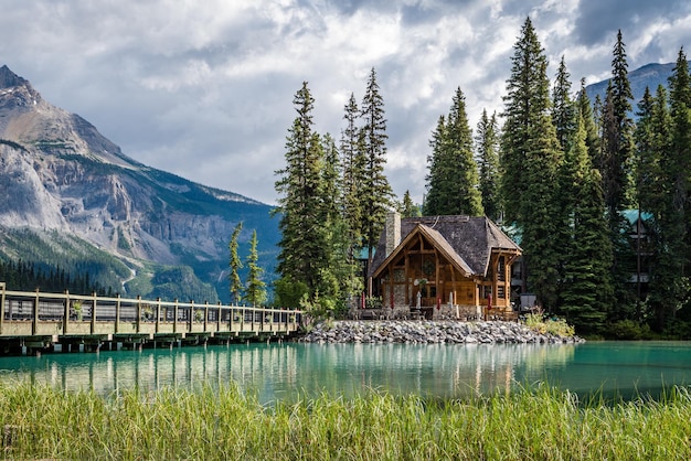 Photo vues de l'emblématique emerald lake lodge dans le parc national yoho bc site du patrimoine mondial de l'unesco