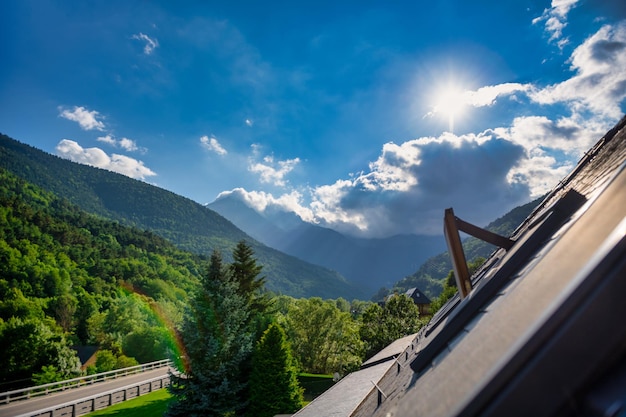 Vues de la fenêtre sur les Pyrénées dans le Val d'Aran Espagne