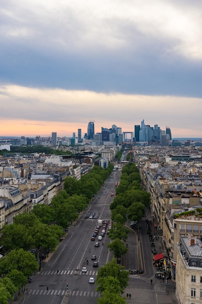 Vues d'en haut des rues de Paris au coucher du soleil