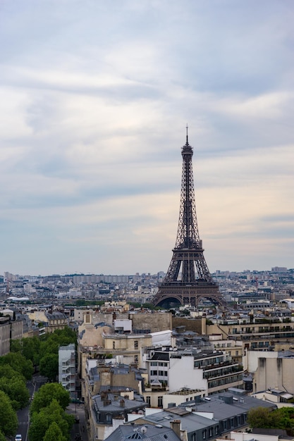 Vues d'en haut des rues de Paris au coucher du soleil