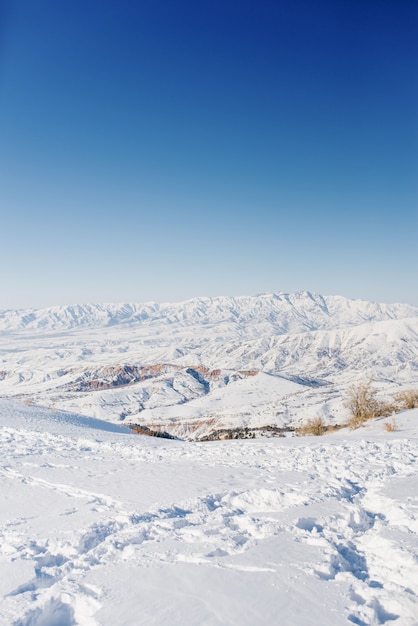 Vues Hivernales Depuis Les Pentes De La Montagne De Beldersay Par Temps Clair Et Ensoleillé Avec Un Ciel Bleu