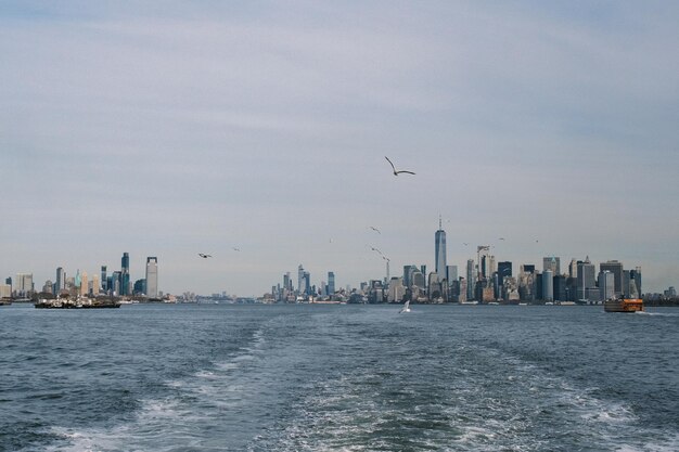 Vues de l'horizon de New York depuis le fleuve Hudson au ferry de Staten Island