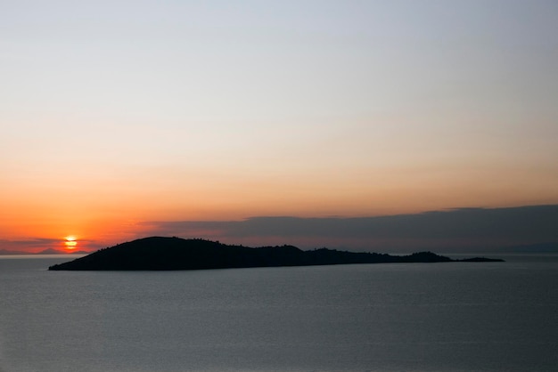 Vues de l'île de Taquile depuis le lac Titicaca depuis la péninsule de Llachon au Pérou