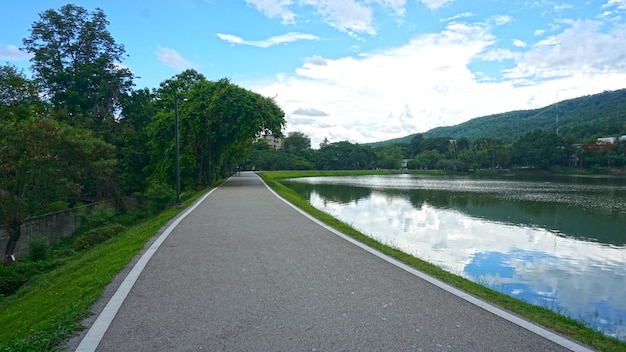 Vues sur les installations d'exercice en plein air du parc et détente avec montagnes et rivières