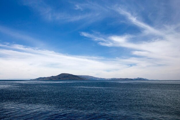 Vues sur le lac Titicaca depuis la péninsule de Llachon au Pérou